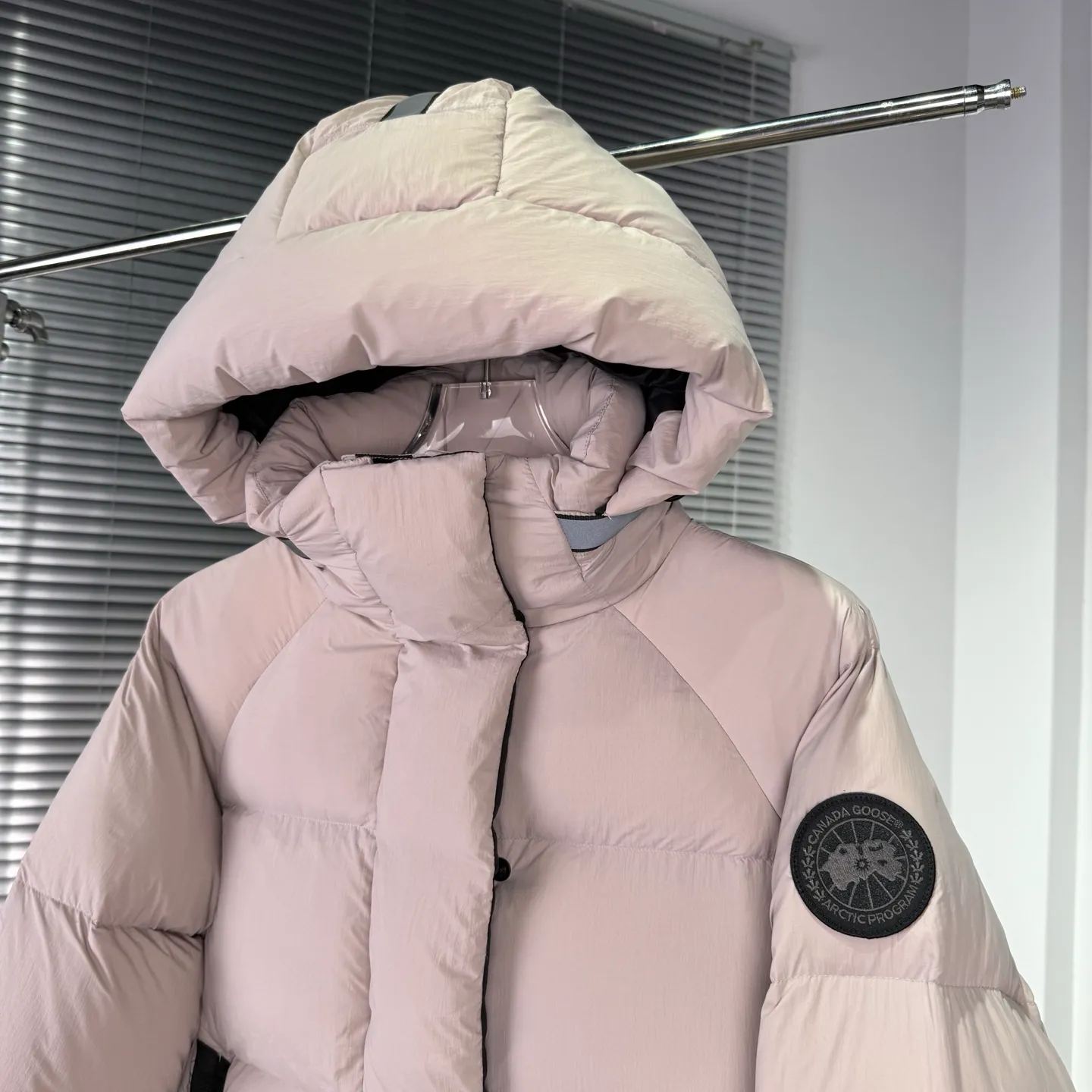 P880 High-end quality 𝑪𝒂𝒏𝒂𝒅𝒂 𝑮𝒐𝒐𝒔𝒆｜Canada Goose Black Label 𝗝𝘂𝗻𝗰𝘁𝗶𝗼𝗻 Series Capsule Short Down Jacket/Ouyang Nana Generation/Same Style for Men and Women 𝗦𝗶𝘇𝗲: 𝗫𝗦 𝗦 𝗠 𝗟 𝗫𝗟 𝗫𝗫𝗟 Product color: black, pure white, off-white, cherry blossom pink, green, brown, Coding: 𝟬𝟬𝟬𝟲𝟭𝟬𝗖